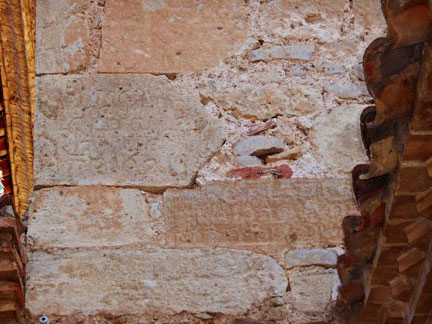 Mampostería y piedra sillar. Inscripción